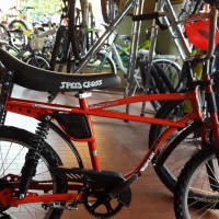 Bici da bambino in stile retrò, riproduce la vecchia Saltafoss degli anni Settanta e Ottanta. Telaio in acciaio leggero, forcella ammortizata, cambio a 6 velocità, ruote da 20"