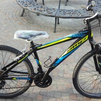 Storm, mtb con telaio in alluminio e forcella ammortizzata, 18 velocità, disponibile con ruote da 24 e 26. Con le ruote da 26", disponibile in varie misure dalla 38 alla 46. Cambio Shimano, ruota libera Shimano, manettini Grip shit. Comoda, maneggevole, resistente, disponibile in vari colori.