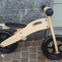 Leggera e resistente: prima bici senza pedali in legno, di fabbricazione tedesca e garanzia tedesca. Sellino regolabile, adatto per bambini dai 3 ai 4 anni.